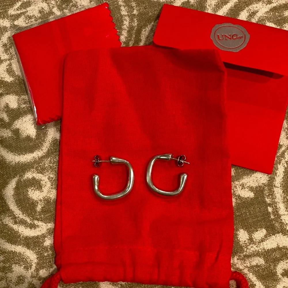 UNO de 50 “Open Your Mind” zen earrings, 1” x 1”. Barely worn. Great condition. - Picture 4 of 5